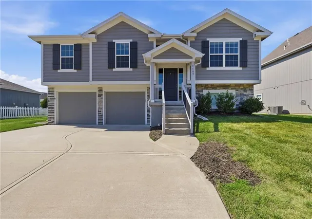 Homes for sale in Lees Summit, MO | 1109 Sw Arborway Dr, Lees Summit, MO 64082 | MLS# 2626729