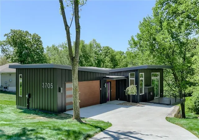 Homes for sale in Riverside, MO | 3705 Nw 50th St, Riverside, MO 64150 | MLS# 2626732