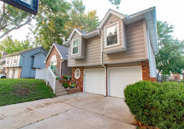 Homes for sale in Lees Summit, MO | 1139 Ne Clubhouse Ct, Lees Summit, MO 64086 | MLS# 2626792