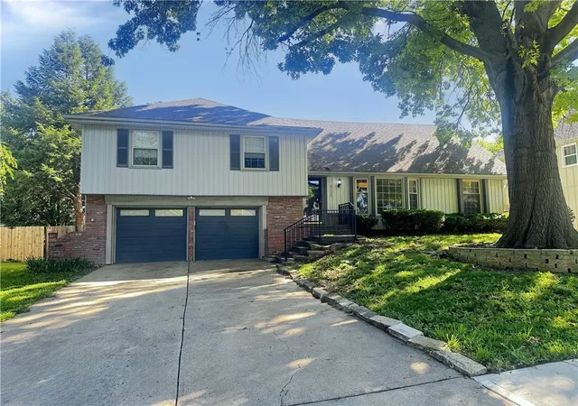 2nd image of 9102 W 81st Ter, Overland Park, KS 66204 | MLS# 2626795