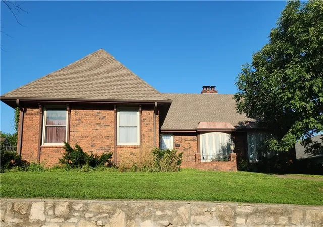 Homes for sale in Independence, MO | 809 N Spring St, Independence, MO 64050 | MLS# 2626814