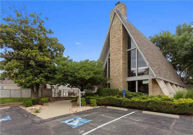 Homes for sale in Overland Park, KS | 10228 Robinson St, Overland Park, KS 66212 | MLS# 2626818