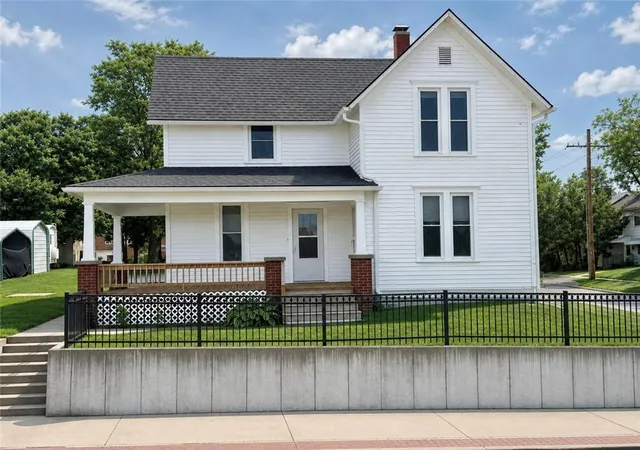 1st image of 222 W Fourth St, Maryville, MO 64468 | MLS# 2626821