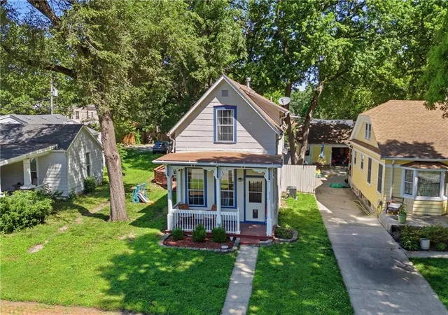 Homes for sale in Leavenworth, KS | 312 Pine St, Leavenworth, KS 66048 | MLS# 2626822