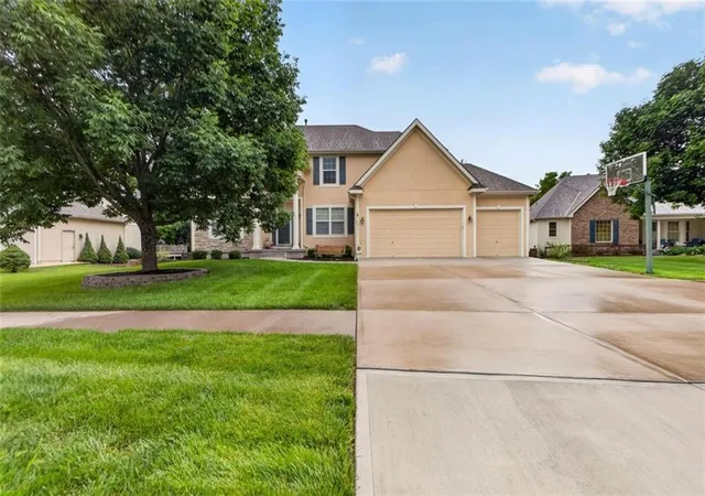 Homes for sale in Lansing, KS | 711 Willow St, Lansing, KS 66043 | MLS# 2626826