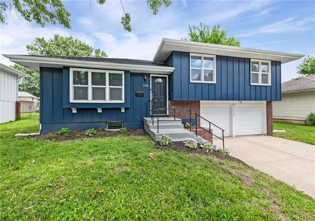 Photo 3 of Sale Pending at 7500 E 118th Place, Kansas City, MO 64134 | MLS# 2626828 | Listing updated on 2026-08-18