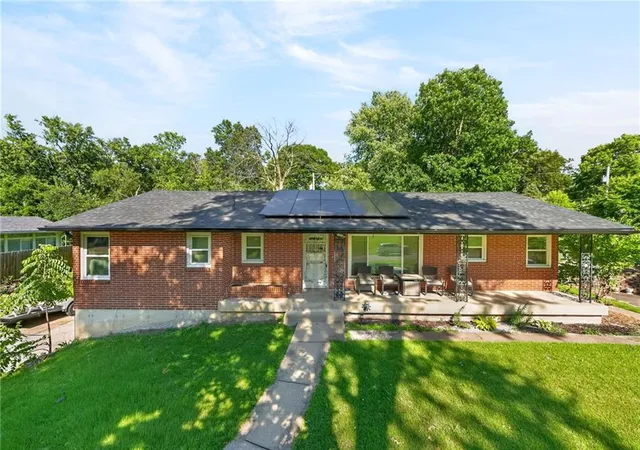 1st image of 6157 Ne Meadowlane Cir, Oakwood Park, MO 64118 | MLS# 2626848