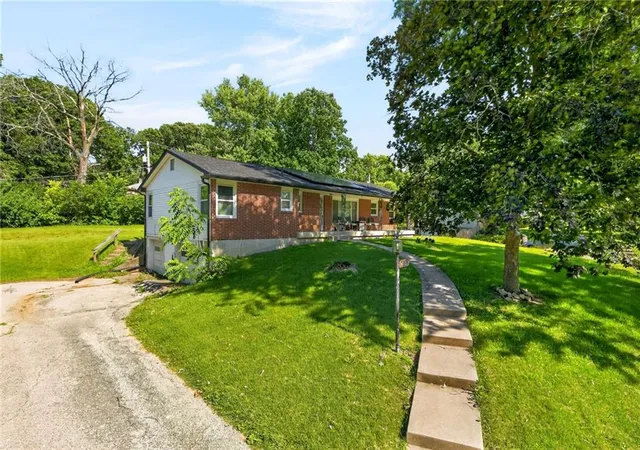 3rd image of 6157 Ne Meadowlane Cir, Oakwood Park, MO 64118 | MLS# 2626848