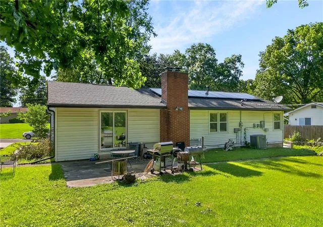5th image of 6157 Ne Meadowlane Cir, Oakwood Park, MO 64118 | MLS# 2626848