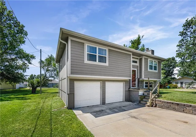 2nd image of 409 W South St, Spring Hill, KS 66083 | MLS# 2626853
