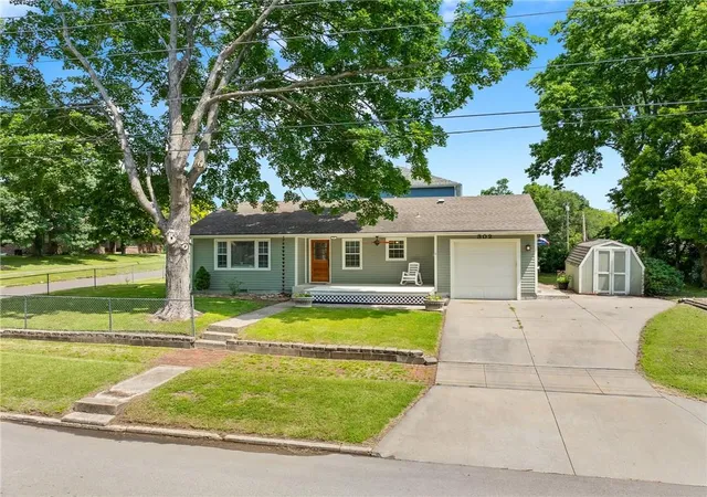 Homes for sale in Eudora, KS | 302 E 7Th St, Eudora, KS 66025 | MLS# 2626854
