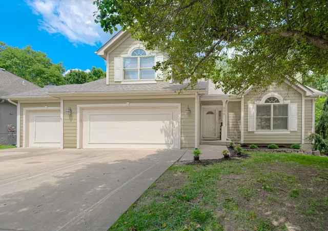 2nd image of 920 Ne 102nd St, Kansas City, MO 64155 | MLS# 2626866