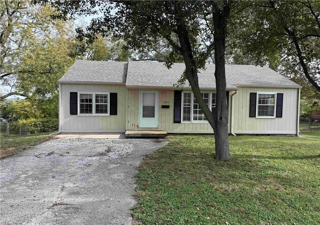 Single family home for sale at 5525 Hunter St, Raytown, MO 64133 | MLS# 2626873