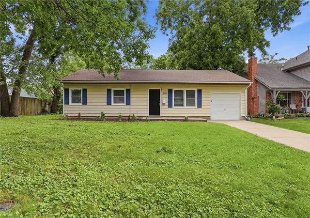 Homes for sale in Overland Park, KS | 8338 Santa Fe Ln, Overland Park, KS 66212 | MLS# 2626900