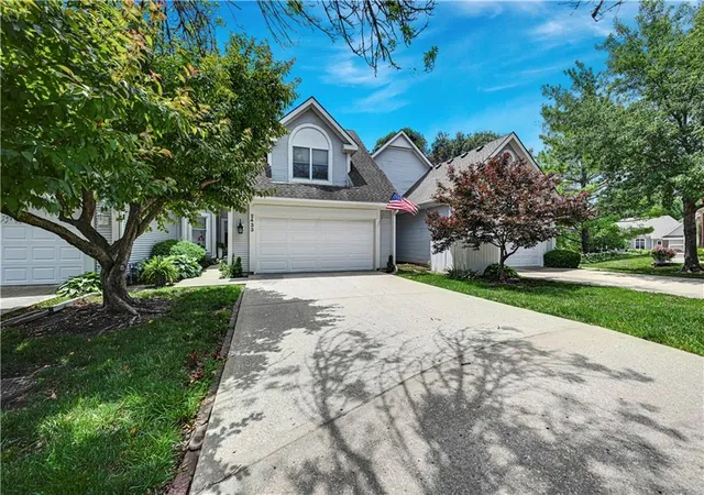 Homes for sale in Leawood, KS | 2433 W 137Th Pl, Leawood, KS 66224 | MLS# 2626904