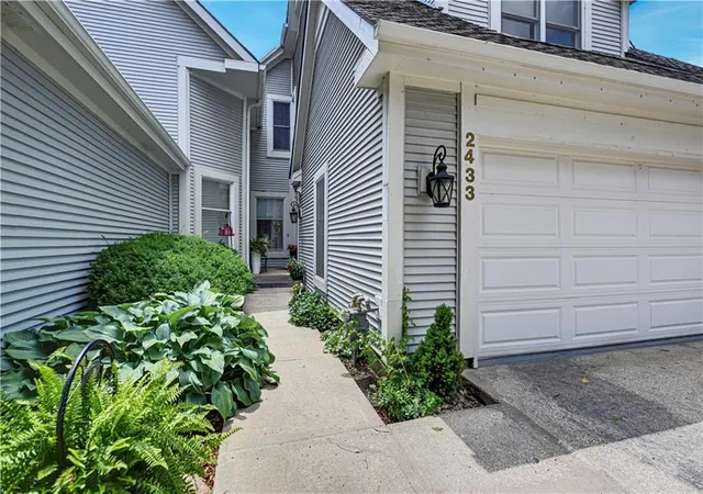 Homes for sale in Leawood, KS | 2433 W 137Th Pl, Leawood, KS 66224 | MLS# 2626904