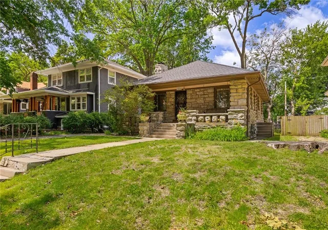 2nd image of 5708 Harrison St, Kansas City, MO 64110 | MLS# 2626915