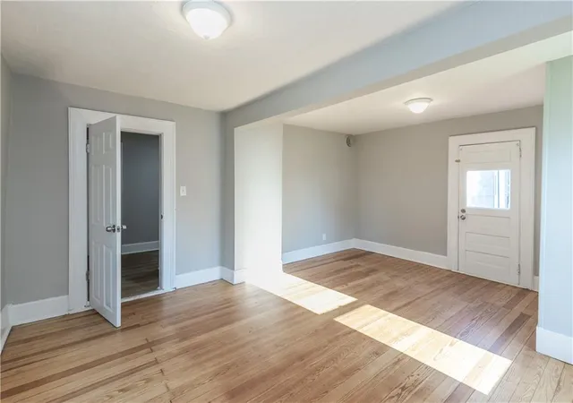 Photo 4 of Single family home for sale at 505 E Wall St, Harrisonville, MO 64701 | MLS# 2626932 | Listing updated on 2026-09-04
