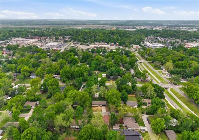 3rd image of 927 W 20Th Ter, Lawrence, KS 66046 | MLS# 2626939