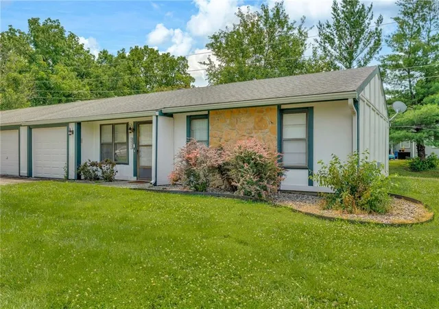 Homes for sale in Lawrence, KS | 3233 Glacier Dr, Lawrence, KS 66047 | MLS# 2626961