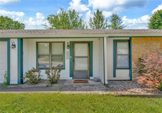 Homes for sale in Lawrence, KS | 3233 Glacier Dr, Lawrence, KS 66047 | MLS# 2626961