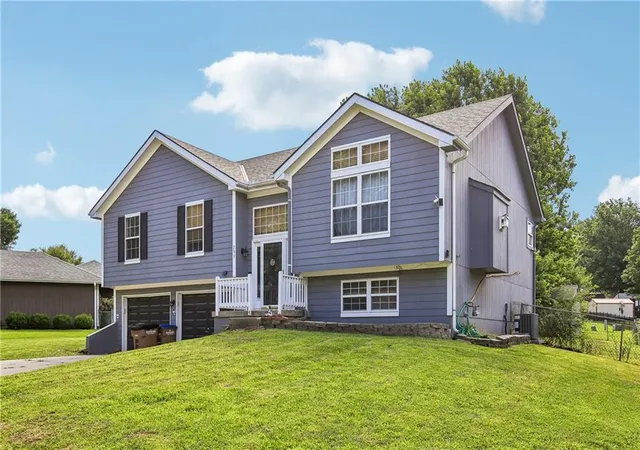 2nd image of 203 Broadmoor Dr, Raymore, MO 64083 | MLS# 2626975