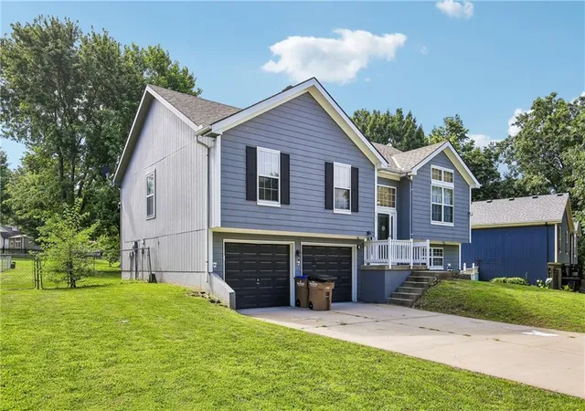 3rd image of 203 Broadmoor Dr, Raymore, MO 64083 | MLS# 2626975