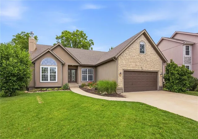 2nd image of 18366 W 157 Ter, Olathe, KS 66062 | MLS# 2626980