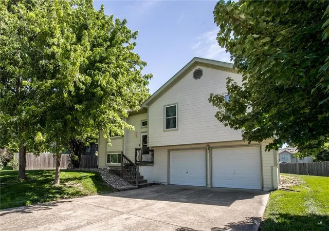 Homes for sale in Greenwood, MO | 305 Pinetree Dr, Greenwood, MO 64034 | MLS# 2626982