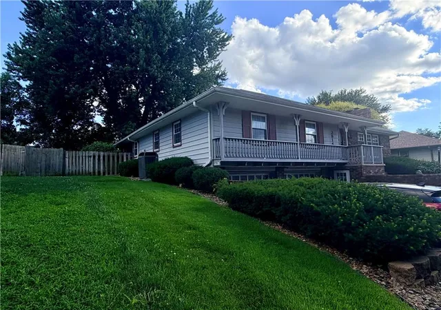 Photo 2 of Sale Pending at 2914 Kimbrough St, Saint Joseph, MO 64506 | MLS# 2627013 | Listing updated on 2026-06-26