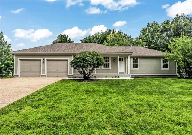 Homes for sale in Pleasant Hill, MO | 701 Horseshoe Dr, Pleasant Hill, MO 64080 | MLS# 2627039