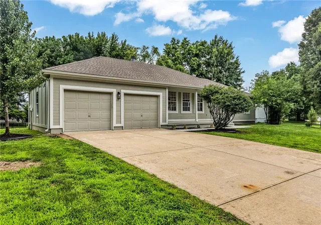 Homes for sale in Pleasant Hill, MO | 701 Horseshoe Dr, Pleasant Hill, MO 64080 | MLS# 2627039