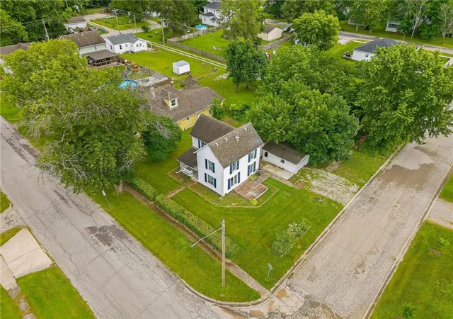 3rd image of 721 W 4Th St, Cameron, MO 64429 | MLS# 2627057