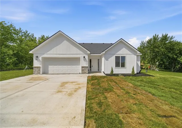 Homes for sale in Ozawkie, KS | 7847 Seneca Lake Rd, Ozawkie, KS 66070 | MLS# 2627071
