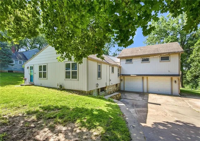 Homes for sale in Kansas City, KS | 5619 Farrow Ave, Kansas City, KS 66104 | MLS# 2627086