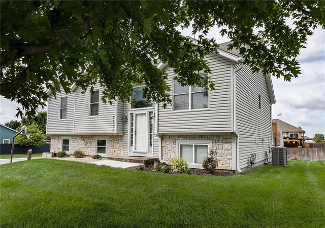 Photo 2 of Sale Pending at 2715 Stratton Dr, Eudora, KS 66025 | MLS# 2627091 | Listing updated on 2026-09-03