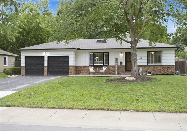 Homes for sale in Lenexa, KS | 13122 Logan Ln, Lenexa, KS 66215 | MLS# 2627092