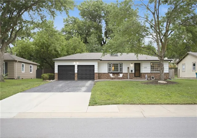 Homes for sale in Lenexa, KS | 13122 Logan Ln, Lenexa, KS 66215 | MLS# 2627092