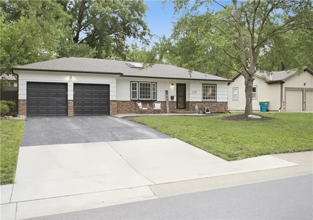 Homes for sale in Lenexa, KS | 13122 Logan Ln, Lenexa, KS 66215 | MLS# 2627092