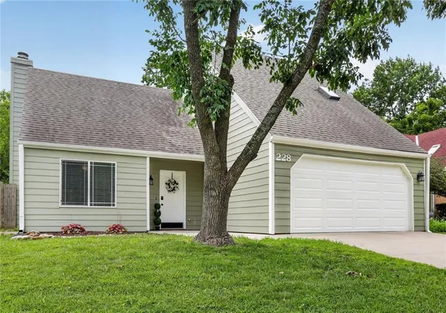 Homes for sale in Lawrence, KS | 228 Deerfield Ln, Lawrence, KS 66049 | MLS# 2627099