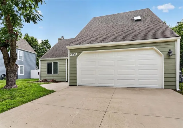 Homes for sale in Lawrence, KS | 228 Deerfield Ln, Lawrence, KS 66049 | MLS# 2627099