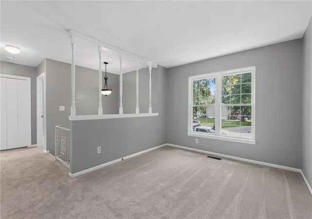 Listing Photo 3 - Condo for sale in building located at 5924 NW Creekview Dr, Kansas City, MO 64152