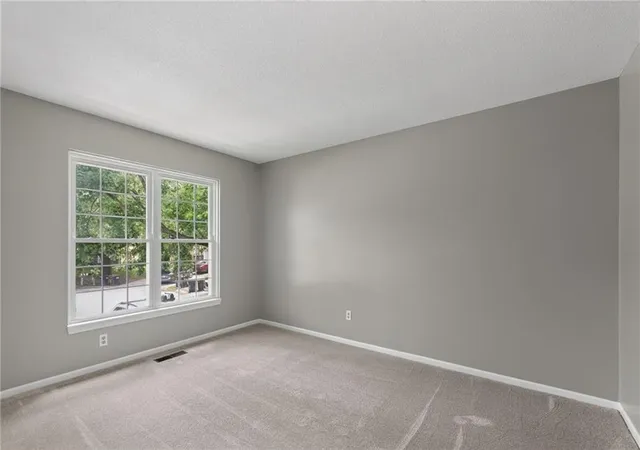 Listing Photo 4 - Condo for sale in building located at 5924 NW Creekview Dr, Kansas City, MO 64152