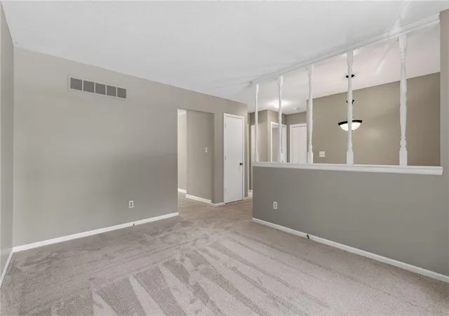 Listing Photo 5 - Condo for sale in building located at 5924 NW Creekview Dr, Kansas City, MO 64152