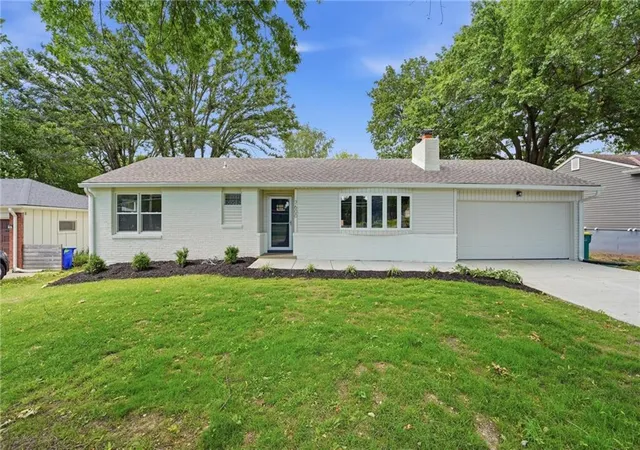 Homes for sale in Mission, KS | 7600 W 67th St, Mission, KS 66202 | MLS# 2627121