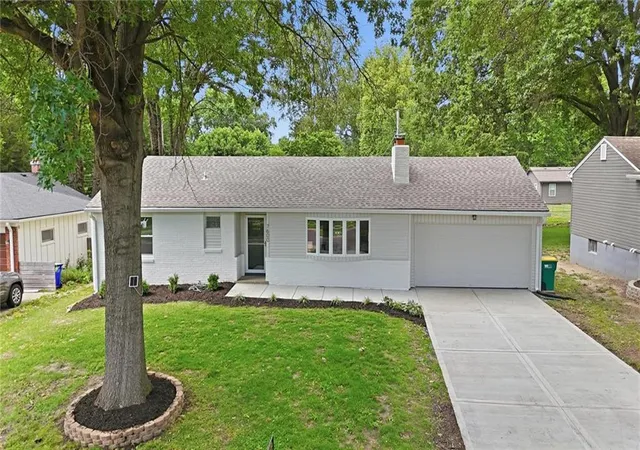 Homes for sale in Mission, KS | 7600 W 67Th St, Mission, KS 66202 | MLS# 2627121