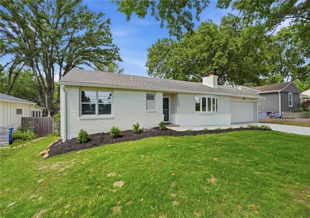 Homes for sale in Mission, KS | 7600 W 67Th St, Mission, KS 66202 | MLS# 2627121