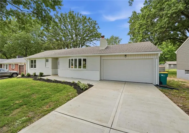 Homes for sale in Mission, KS | 7600 W 67Th St, Mission, KS 66202 | MLS# 2627121