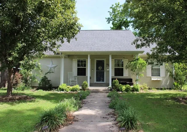 Homes for sale in Pittsburg, KS | 416 W Martin St, Pittsburg, KS 66762 | MLS# 2627173