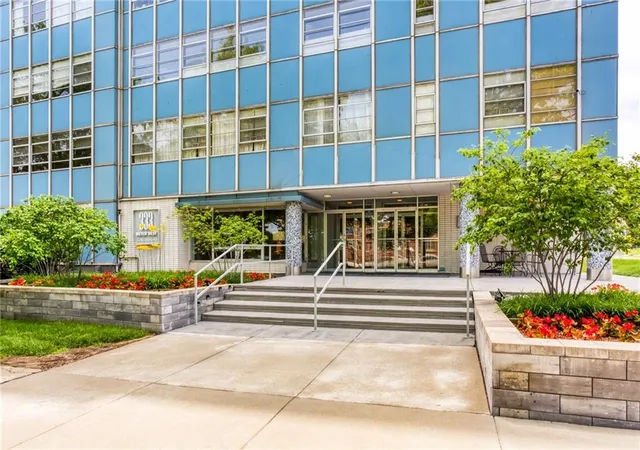 2nd image of 333 W Meyer Blvd, Kansas City, MO 64113